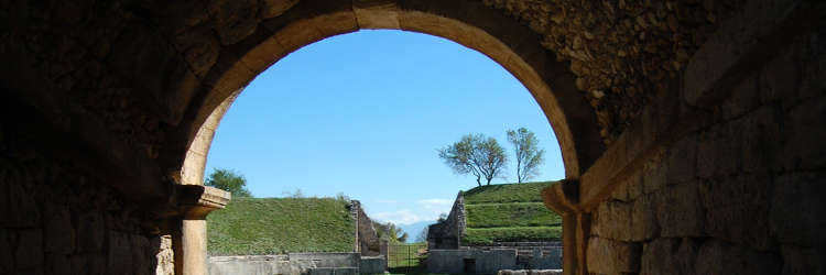 Anfiteatro di Alba Fucens da sotto arco d'ingresso